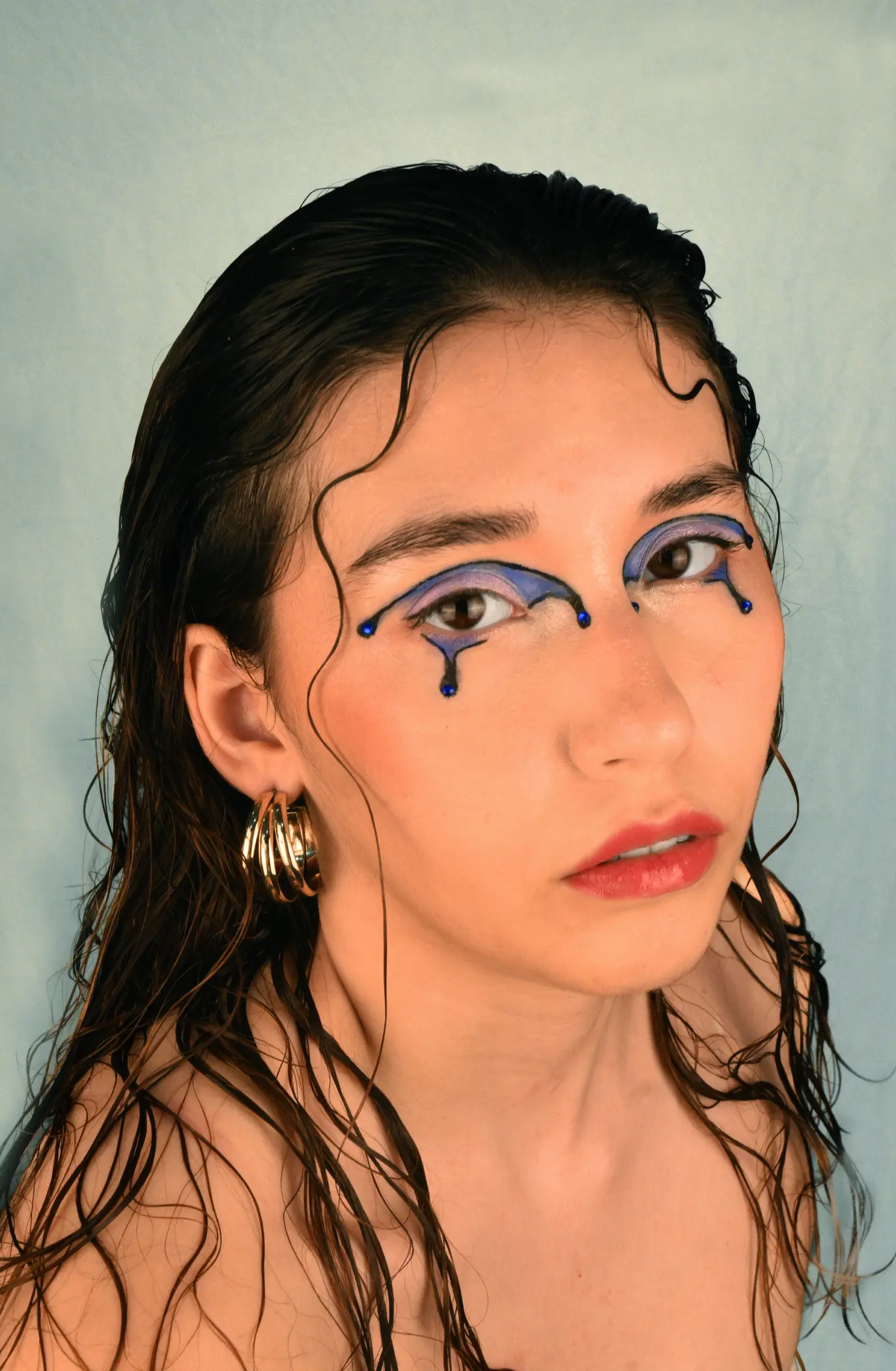 Editorial makeup photography in close-up and three-quarter angle, highlighting the makeup details and the model's expression from a dynamic angle.