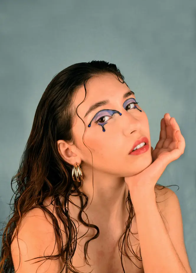 Editorial makeup photography in portrait, highlighting the artistic style of the makeup and the model's visual expression in a creative and detailed approach.