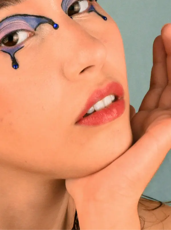 Detail of eyes and mouth in editorial makeup photography, highlighting the artistic work and precision of the makeup, with a focus on visual aesthetics.