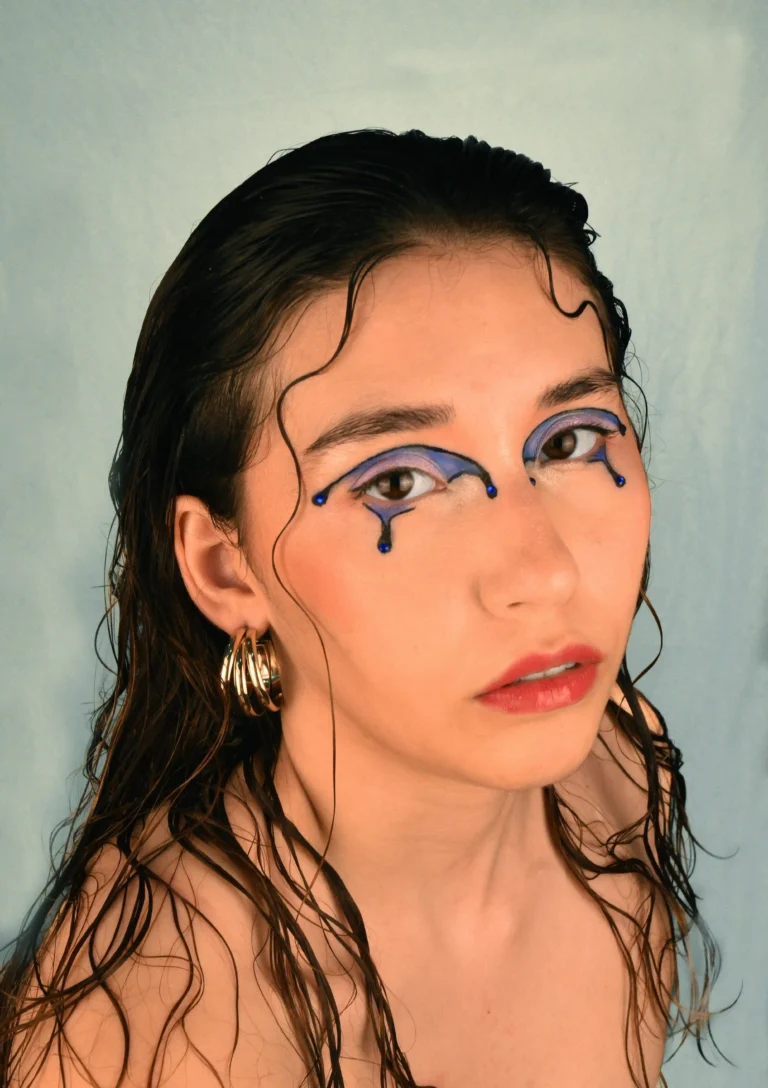 Editorial makeup photography in close-up and three-quarter angle, highlighting the makeup details and the model's expression from a dynamic angle.